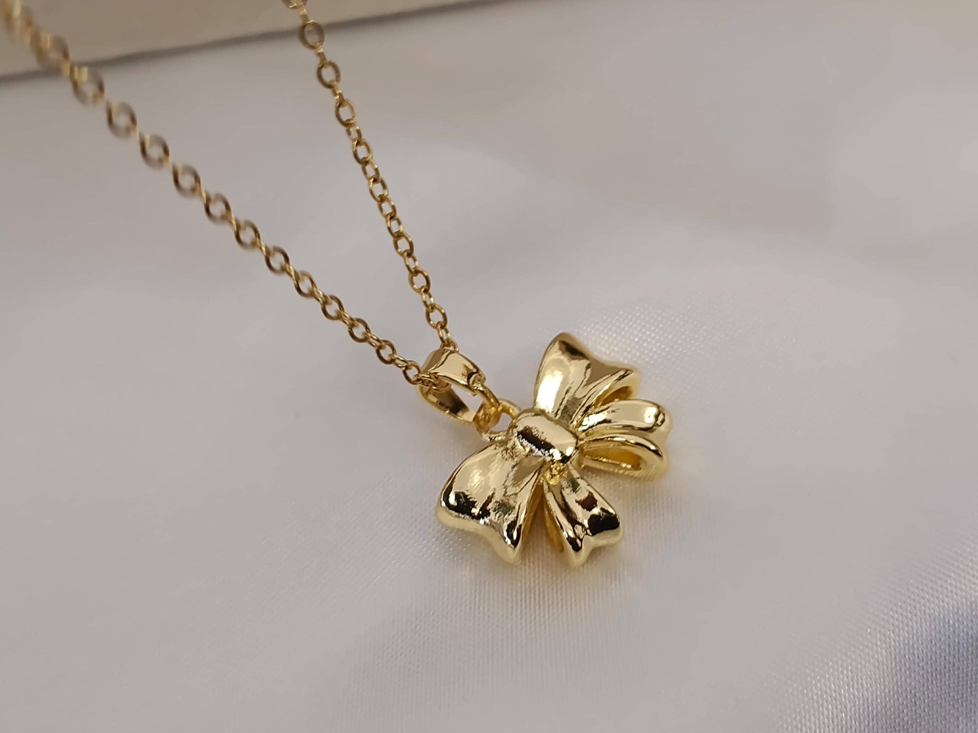 Collar con Colgante de Lazo en Acero Inoxidable y Baño de Oro 18K (40cm + Extensión) regalo para ella