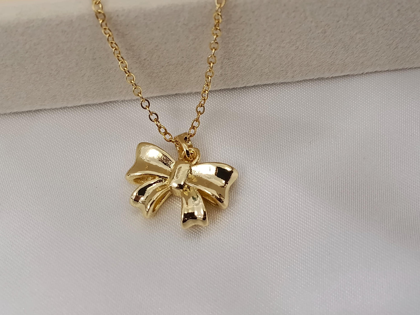 Collar con Colgante de Lazo en Acero Inoxidable y Baño de Oro 18K (40cm + Extensión) regalo para ella