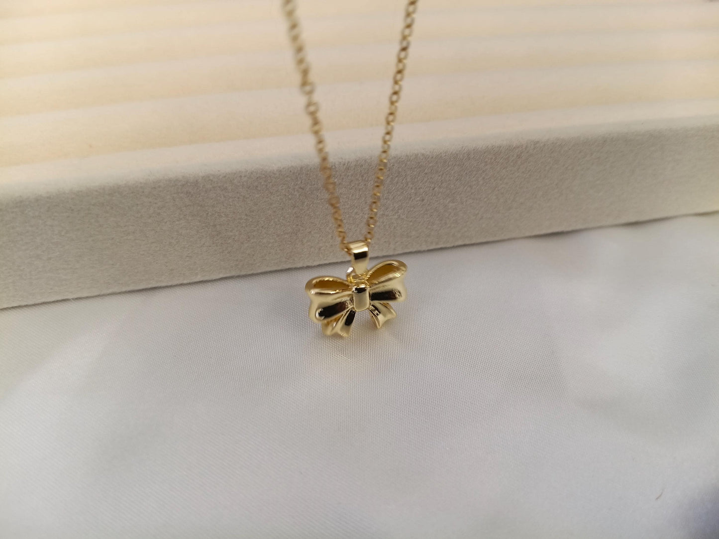 Collar con Colgante de Lazo en Acero Inoxidable y Baño de Oro 18K (40cm + Extensión) regalo para ella