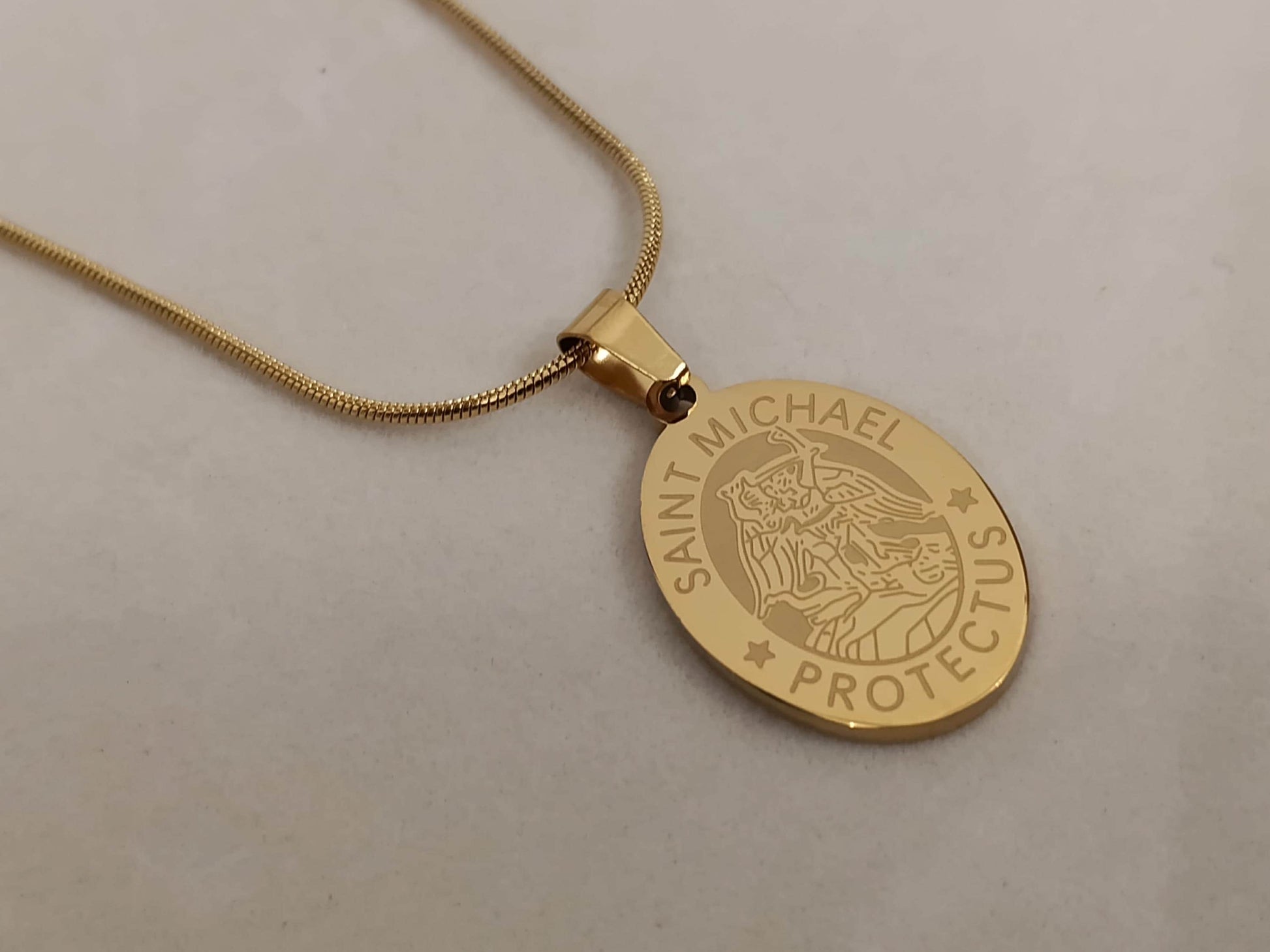 Collar de Acero Inoxidable Oro 18K colgante de Saint Michael con corazon 50cm + Extensión 5cm (20"+2") para mujeres