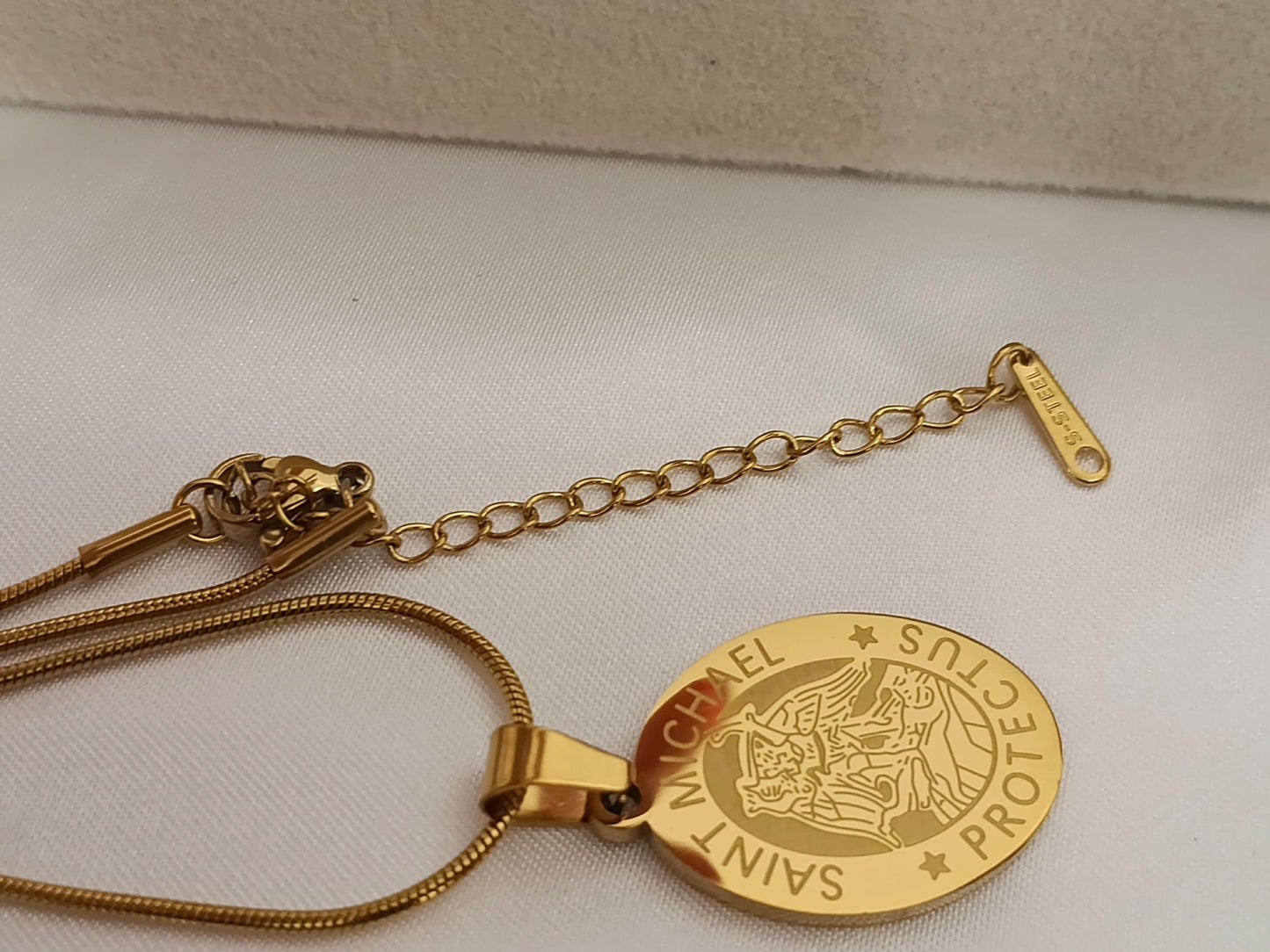 Collar de Acero Inoxidable Oro 18K colgante de Saint Michael con corazon 50cm + Extensión 5cm (20"+2") para mujeres