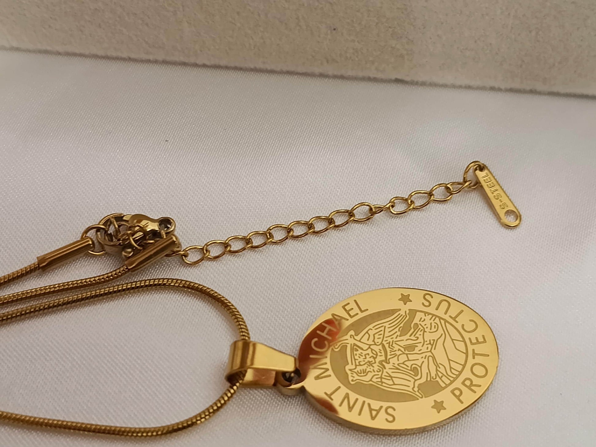 Collar de Acero Inoxidable Oro 18K colgante de Saint Michael con corazon 50cm + Extensión 5cm (20"+2") para mujeres