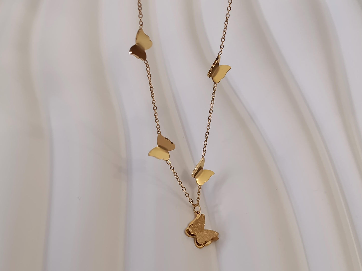 Collar con colgantes de mariposas en Oro 18K (PVD) - Acero Inoxidable - Ajustable para mujeres