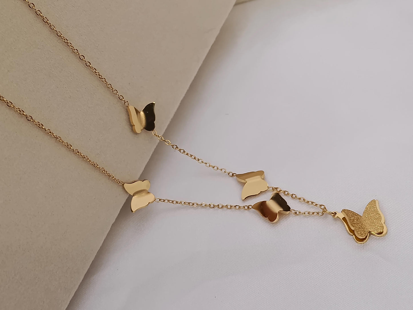 Collar con colgantes de mariposas en Oro 18K (PVD) - Acero Inoxidable - Ajustable para mujeres