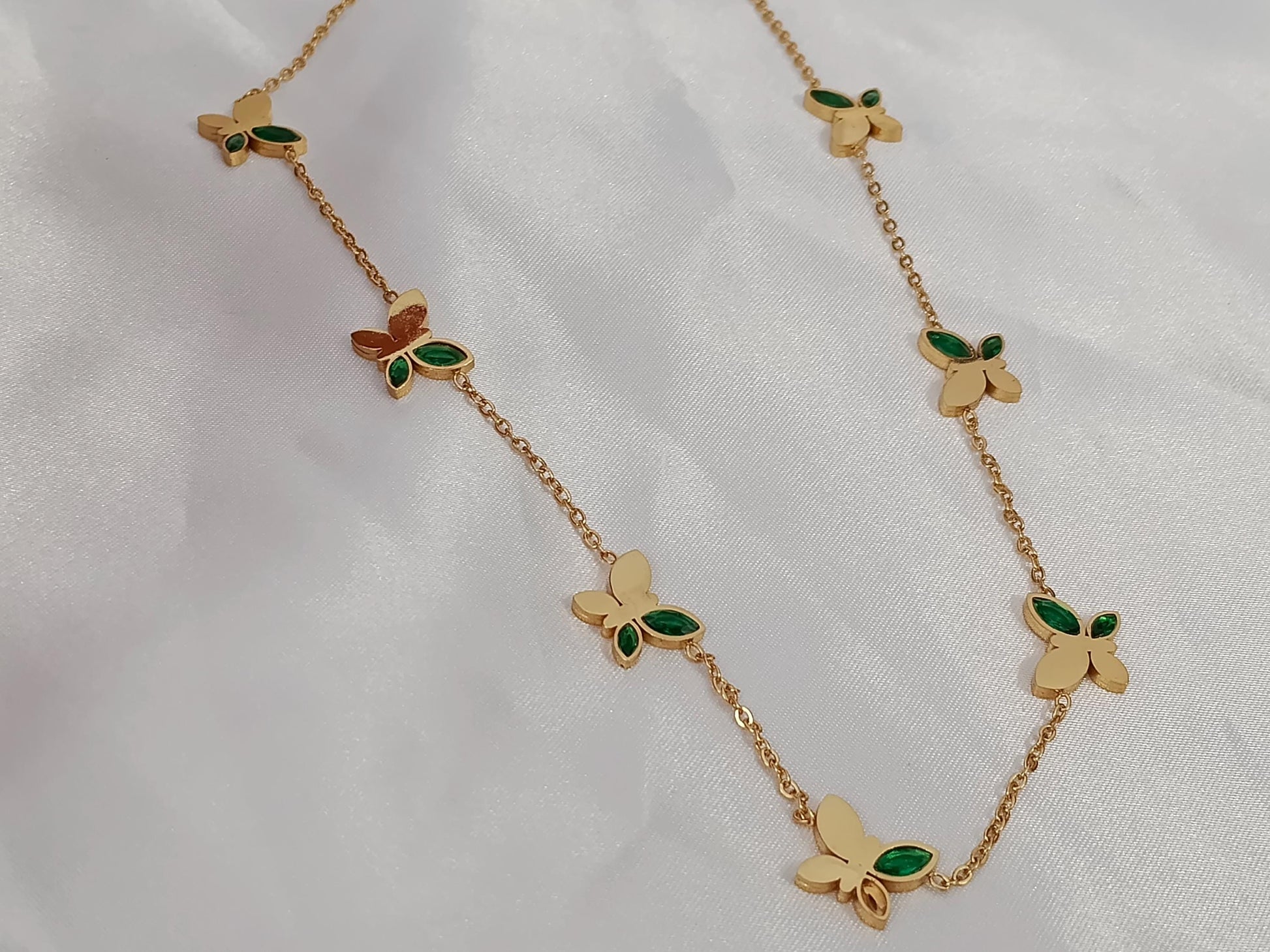 Collar con colgantes de cuentas mariposas verdes en Oro 18K (PVD) - Acero Inoxidable - Ajustable para mujeres